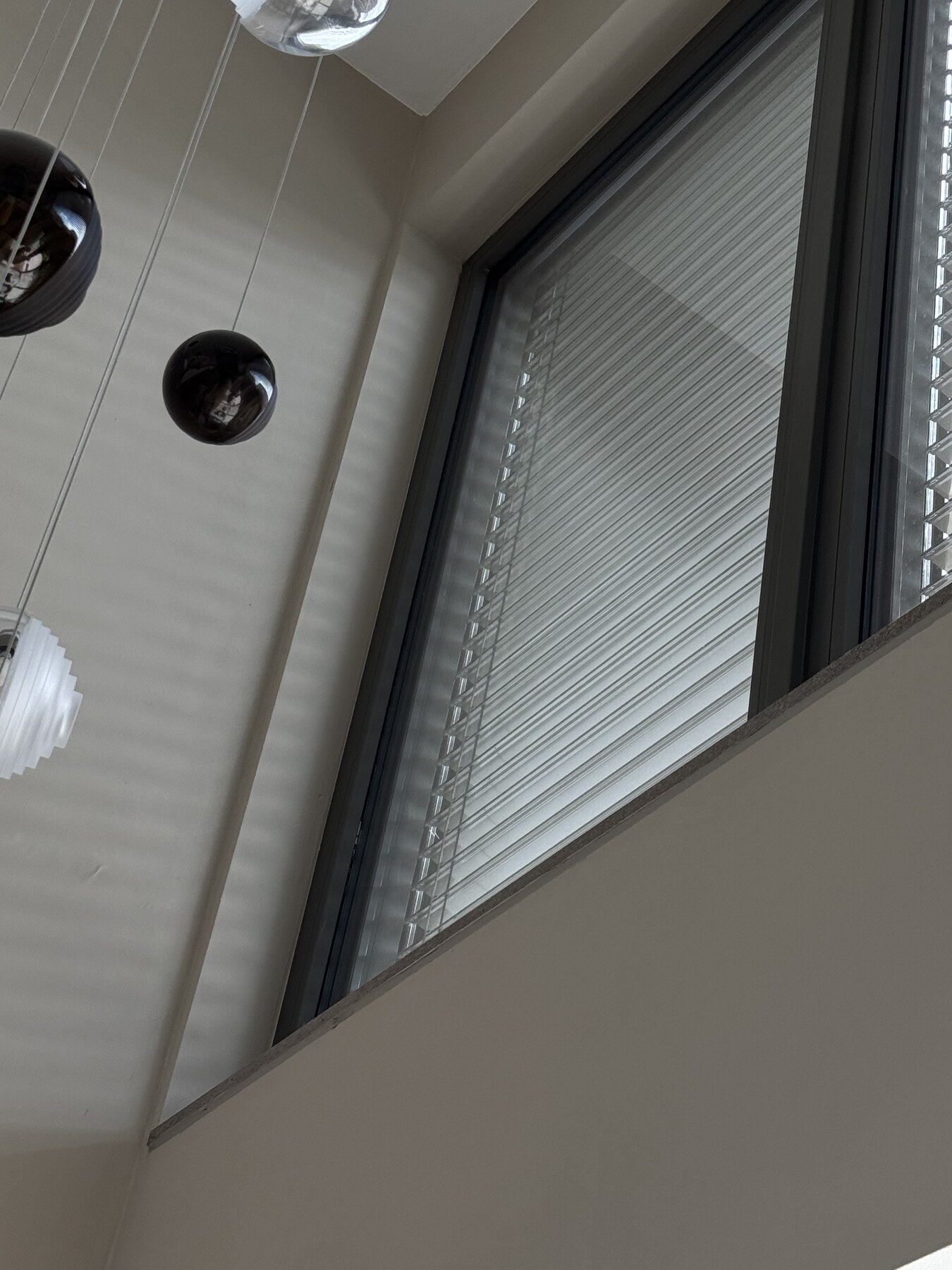 Innenansicht mit Dachschräge und Fenster mit Raffstore in Pulheim