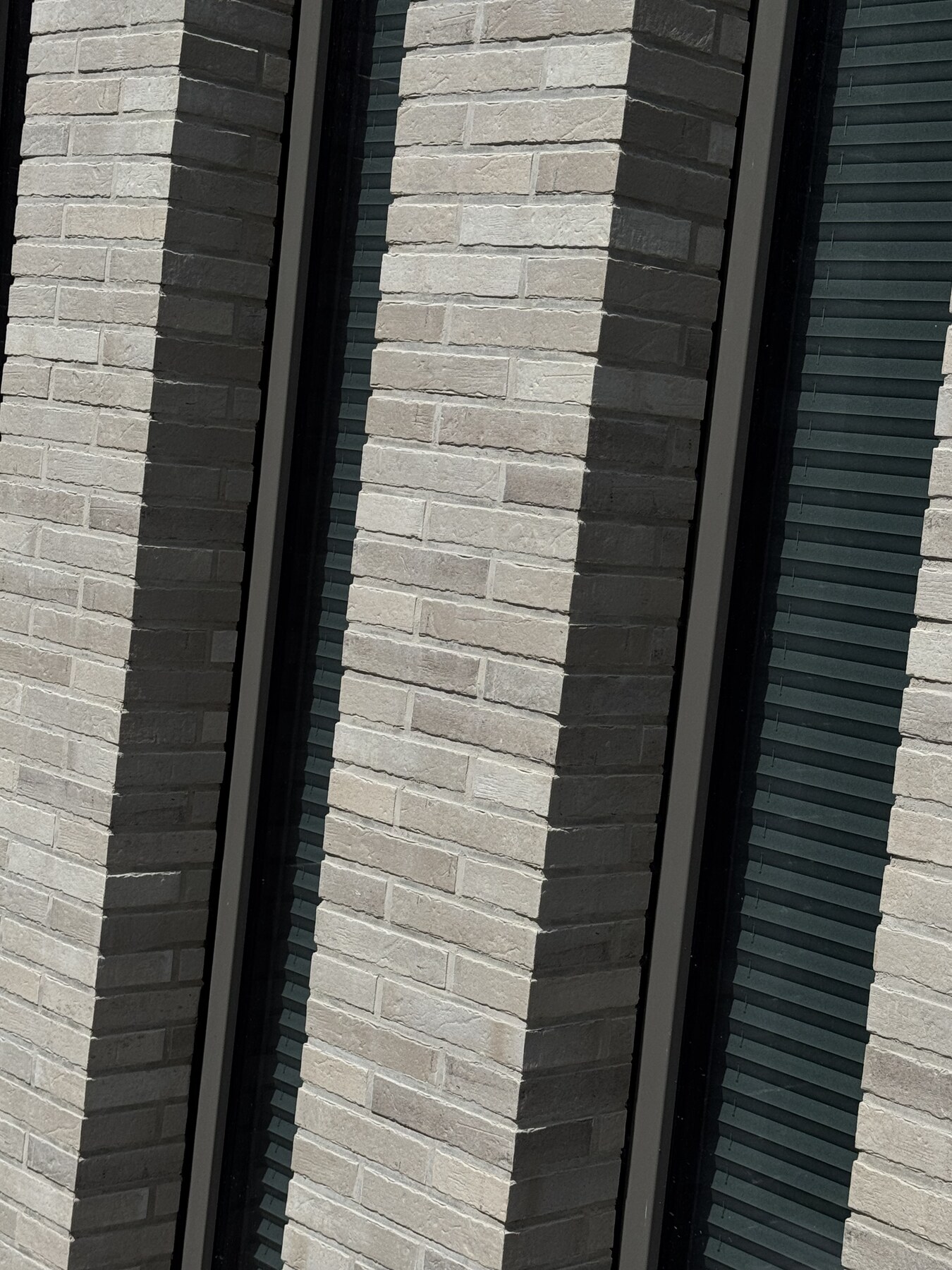 Detail der Klinkerfassade mit schmalem Fensterband in Pulheim