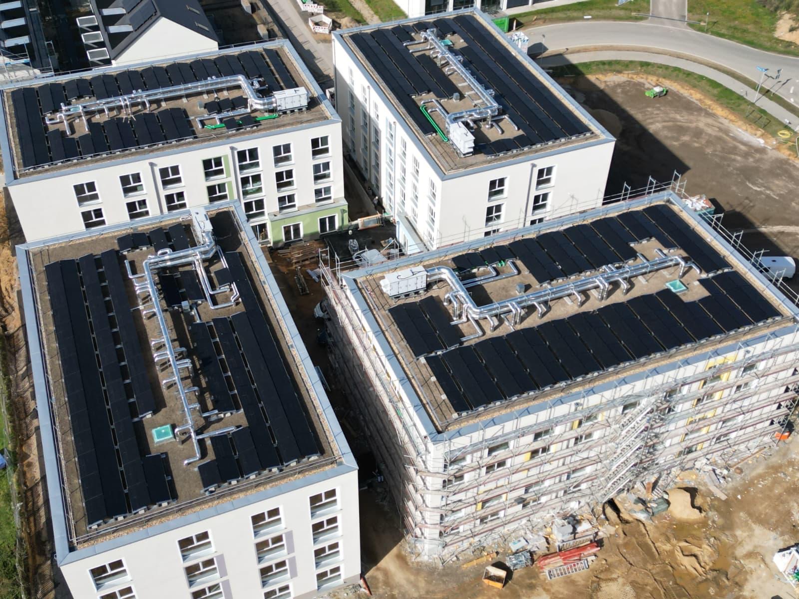 Photovoltaik-Anlage auf dem Dach des Studentenwohnheims QUADROPOLIS in Jülich