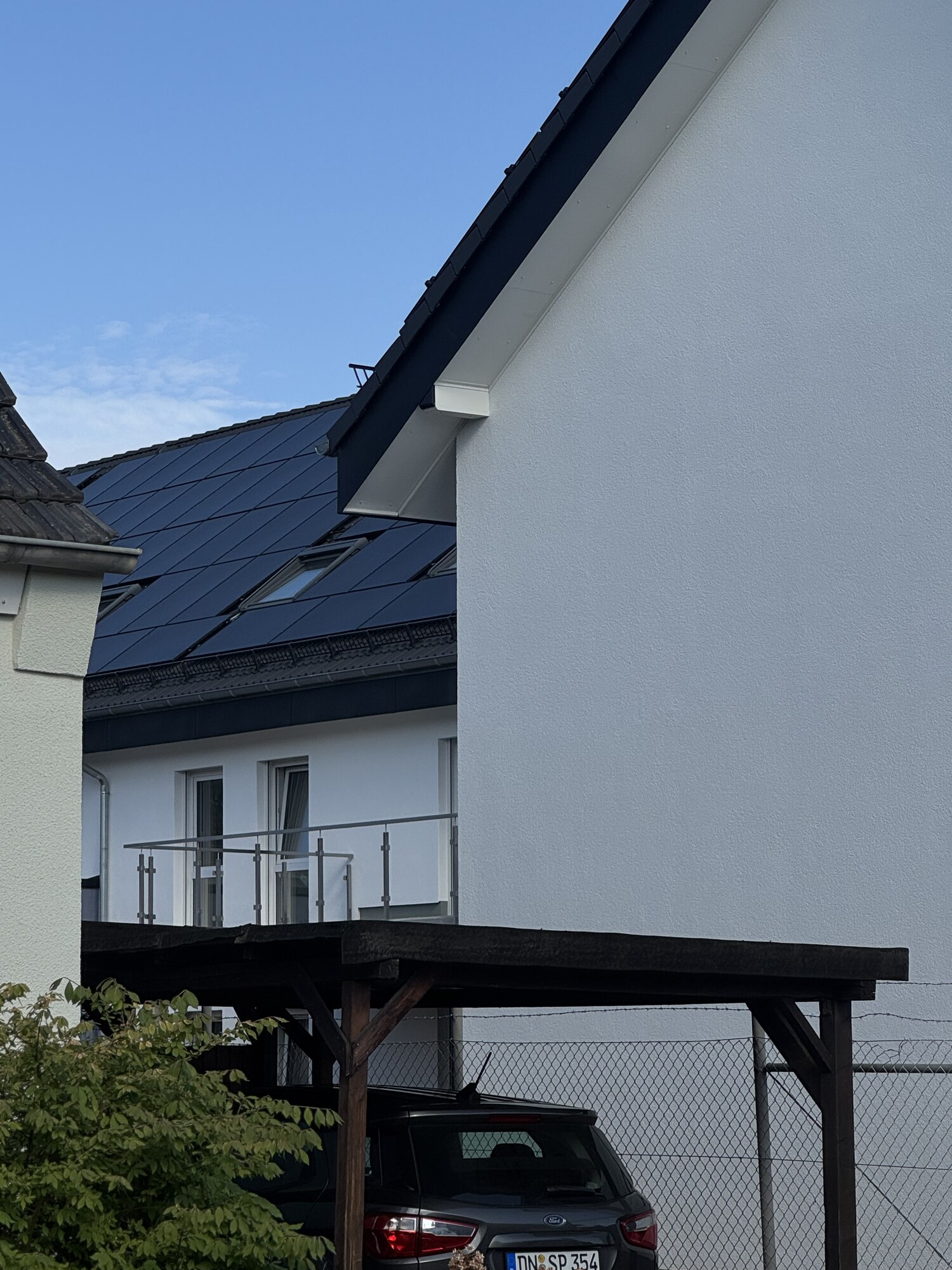 Photovoltaik-Module und Dachfenster am Mehrfamilienhaus in Düren-Stockheim