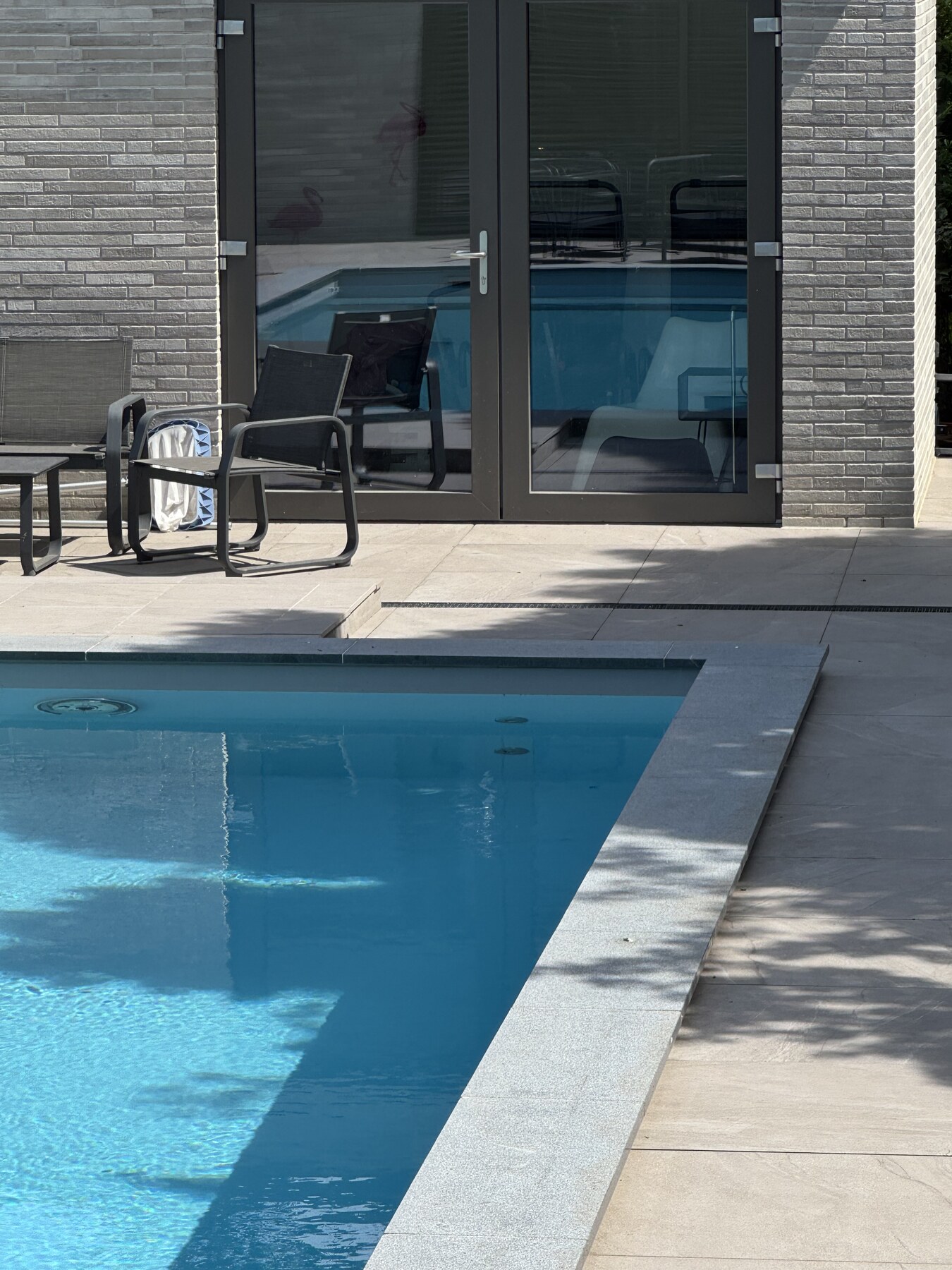 Hebeschiebetür zur Poolterrasse des Einfamilienhauses in Pulheim