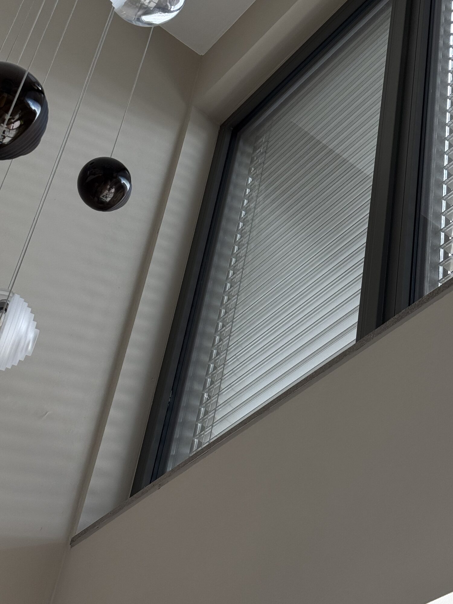 Wohnraum mit großem Fenster und Jalousie nach dem Fenstertausch in Düren