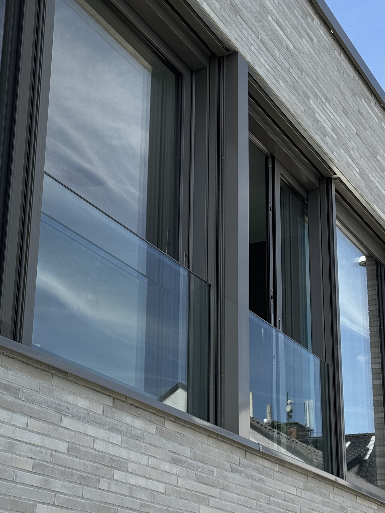 Großes Fenster mit Raffstore am Einfamilienhaus in Pulheim