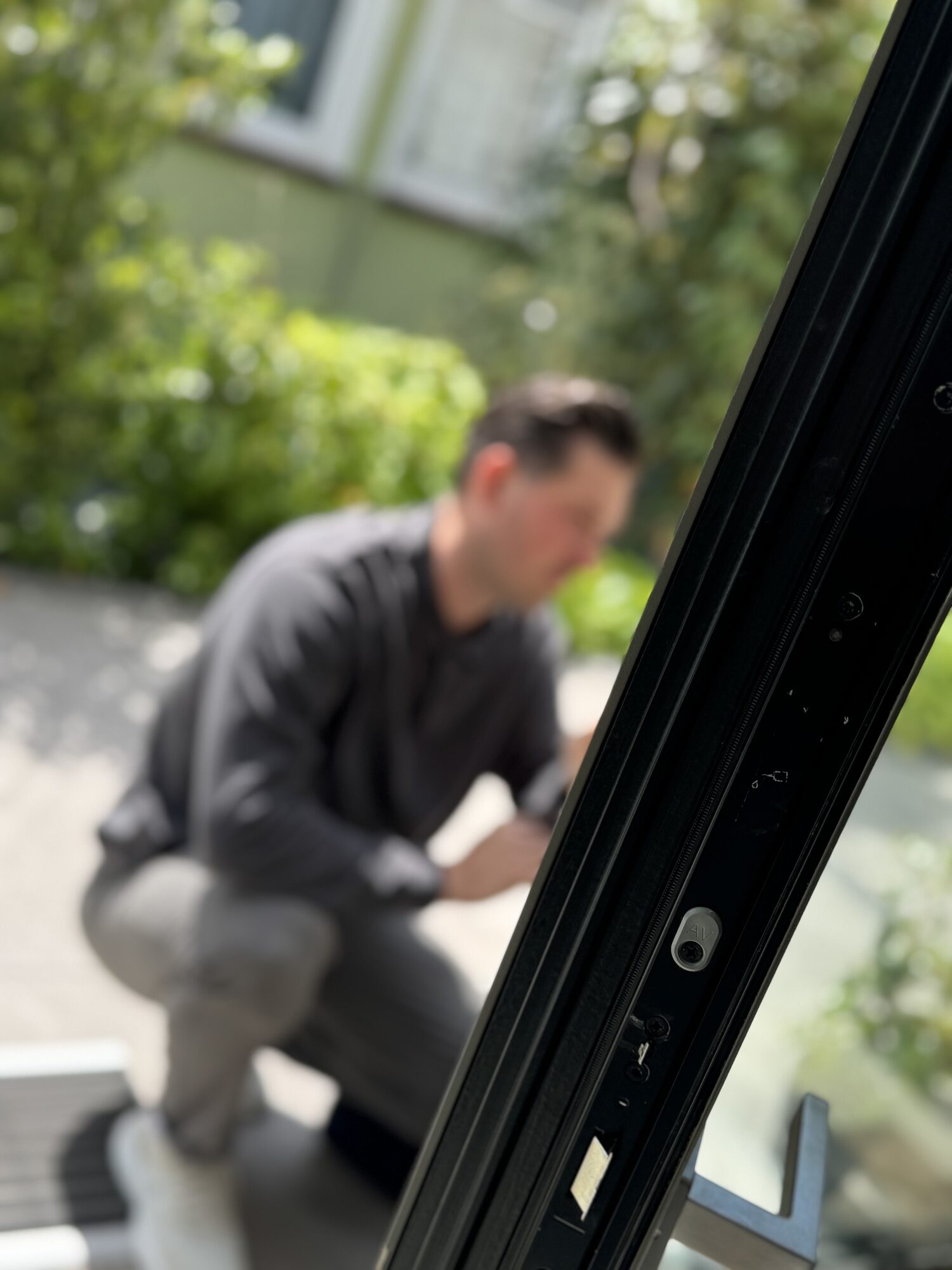 Monteur von VITRUM richtet einen Fensterrahmen an einem Neubau in Düren aus