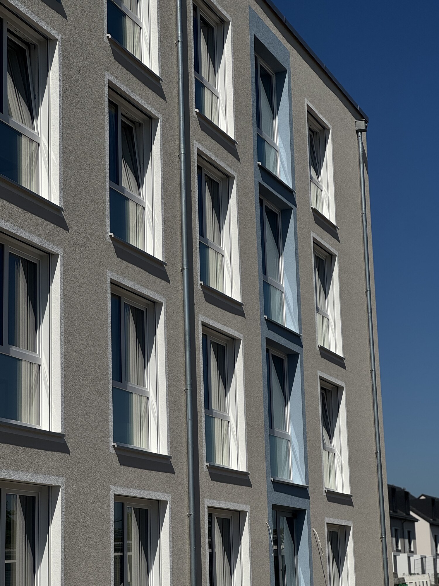 Neu eingebaute Fenster und Rollläden am Studentenwohnheim in Jülich