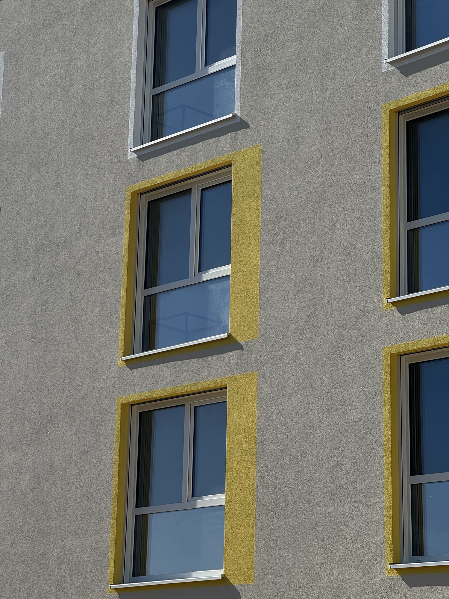 Fassadendetail mit neuen Fensterelementen in Jülich