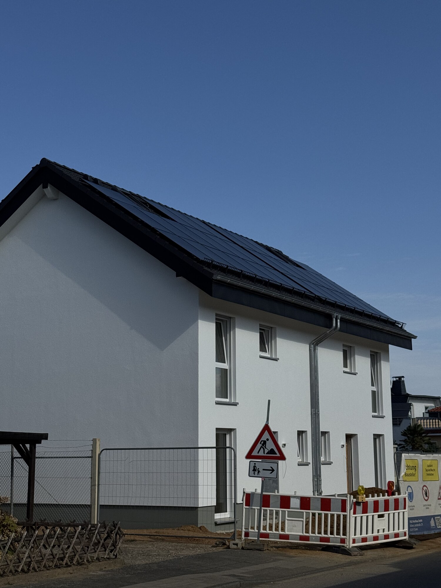 Mehrfamilienhaus in Düren-Stockheim mit neuen Fenstern und PV-Anlage von VITRUM