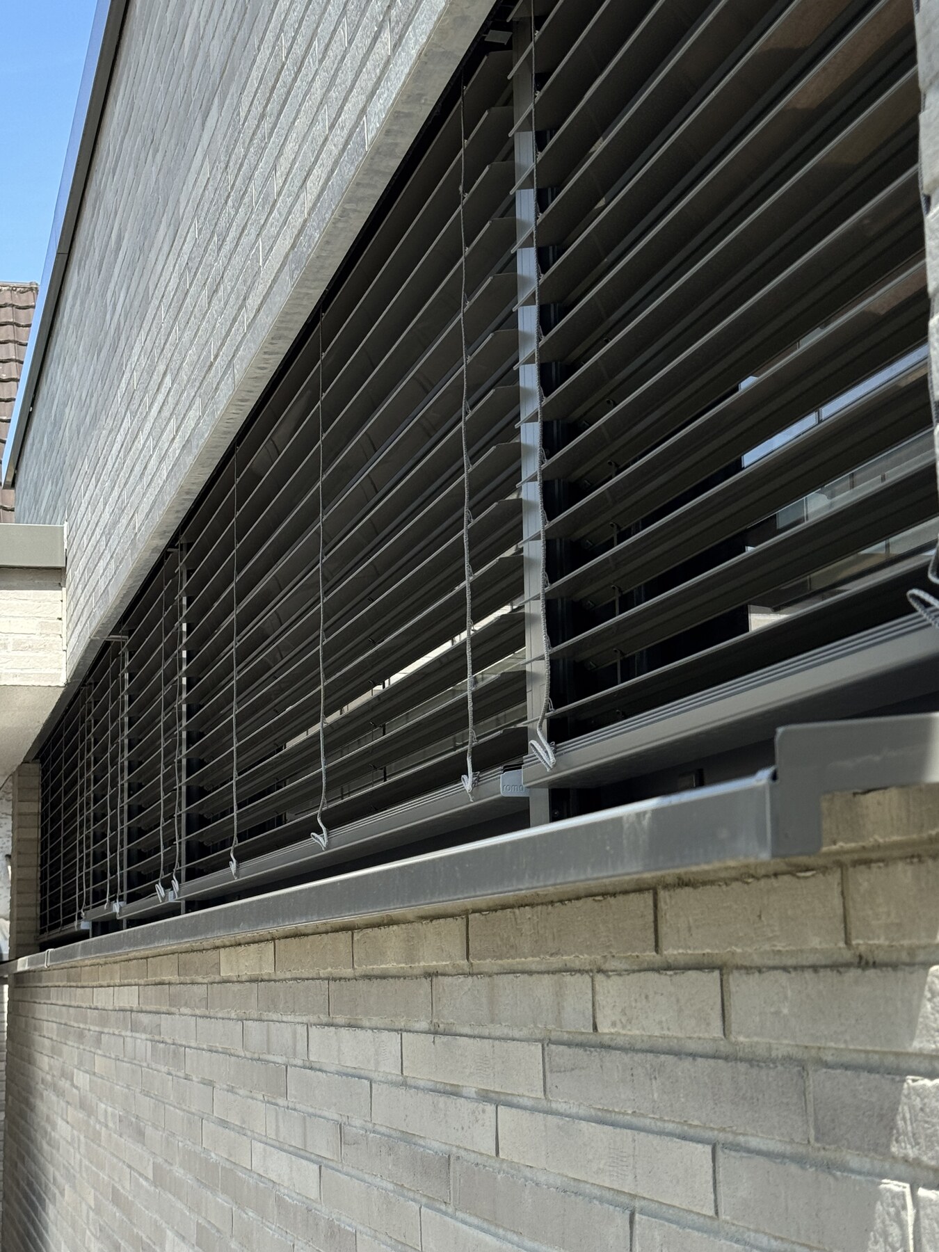 Fensterschlitze in der Klinkerfassade des Neubaus in Pulheim