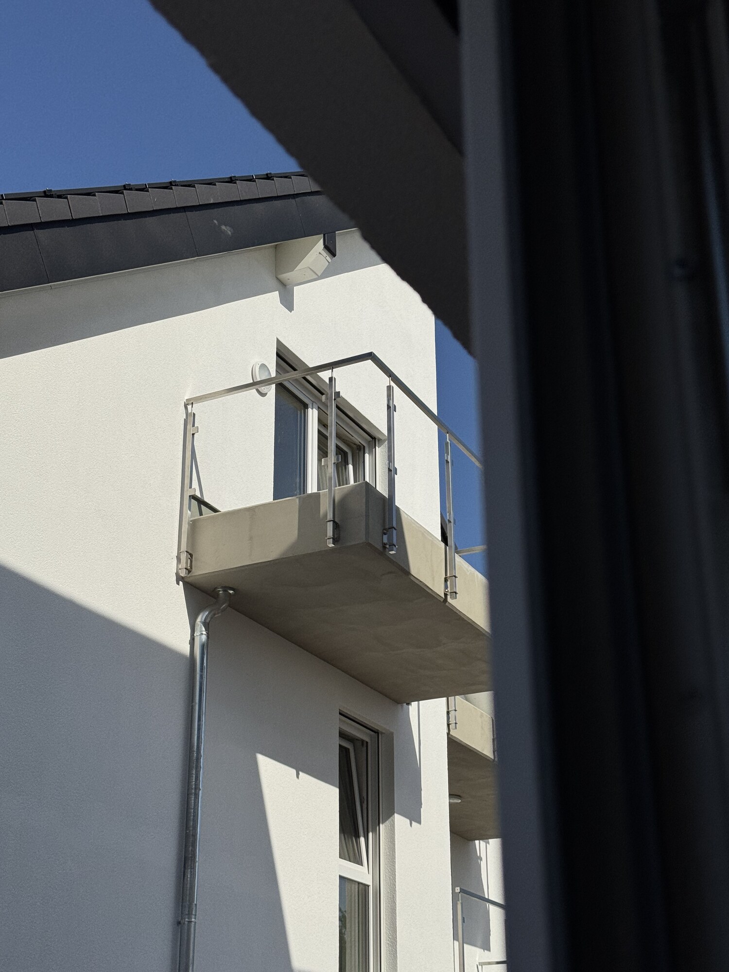 Balkon mit neuen Fenstertüren am Mehrfamilienhaus in Düren-Stockheim